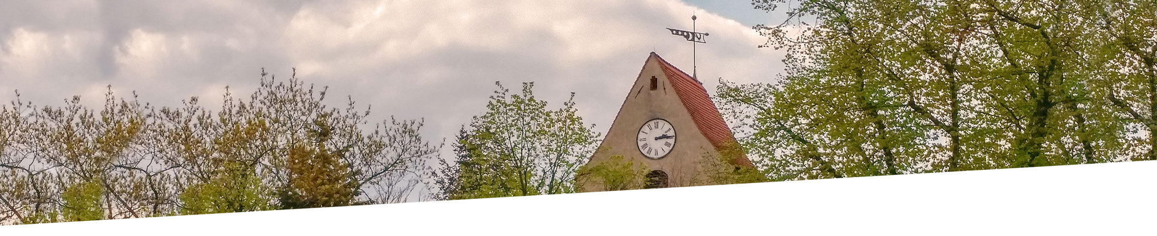 Direkt gegenüber der Dorfkirche entsteht das Ärztezentrum Mahlsdorf